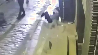Istanbul Passersby Rescue Woman From AttackERS