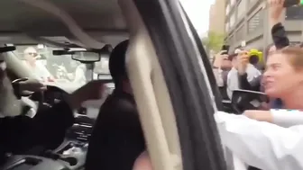 Average Zionist Woman Tries to Steal Keffiyeh From Pro-Palestinian Jews