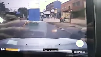 Driver Stops Motorbike Robbers On The Street