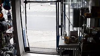 Driver Stops Motorbike Robbers On The Street