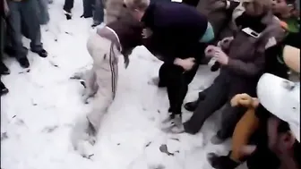 Guy Reboots After Knee To The Head