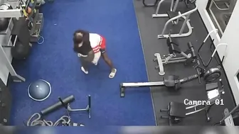 Woman Defends Herself Against A Abusive Man In Gym Fight
