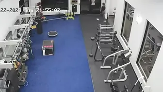 Woman Defends Herself Against A Abusive Man In Gym Fight