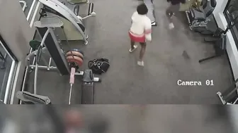 Woman Defends Herself Against A Abusive Man In Gym Fight