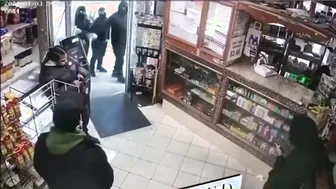 Gangster Knocked Out and Robbed For Refusing To Come Outside