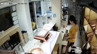 Argentina Employee Defends Herself With A Knife In Bakery Robbery
