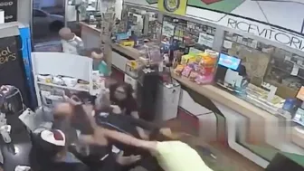 Customers Beat The Robber In Naples