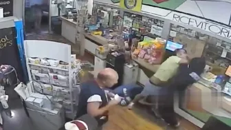 Customers Beat The Robber In Naples