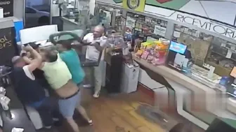 Customers Beat The Robber In Naples