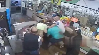 Customers Beat The Robber In Naples