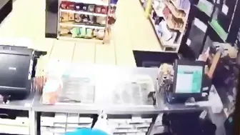 CopspullsUpDuringStoreRobbery