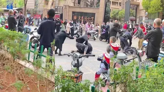 Motorcyclist vs Grappler: Chinese Road Rage