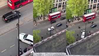 Man In Car Gains An Unusual Advantage On Edgware Road, London