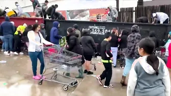 Hundreds Hungry People Scavenge For Food In Austin Texas