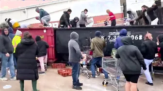 Hundreds Hungry People Scavenge For Food In Austin Texas
