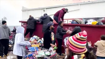 Hundreds Hungry People Scavenge For Food In Austin Texas