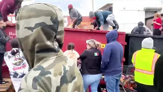 Hundreds Hungry People Scavenge For Food In Austin Texas