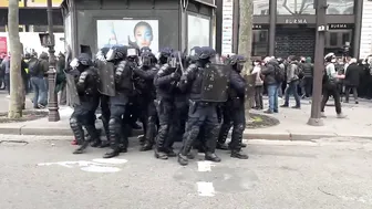 French Police Fails To Push Back Protesters At The Opera Place