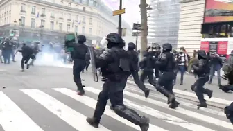 French Police Fails To Push Back Protesters At The Opera Place