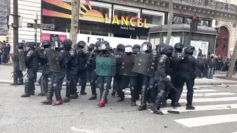 French Police Fails To Push Back Protesters At The Opera Place