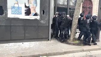 French Police Fails To Push Back Protesters At The Opera Place