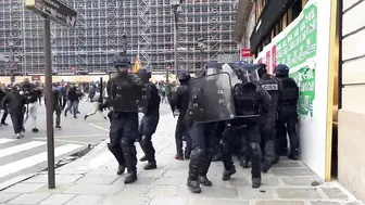 French Police Fails To Push Back Protesters At The Opera Place