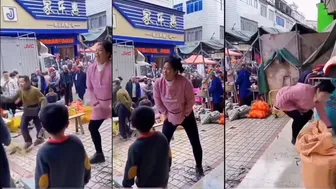 Woman uses tampon in fight Obnoxious Audio